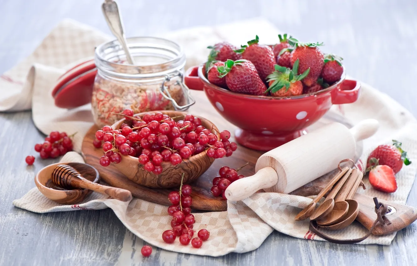 Фото обои ягоды, клубника, мед, красная, смородина, ложки, скалка