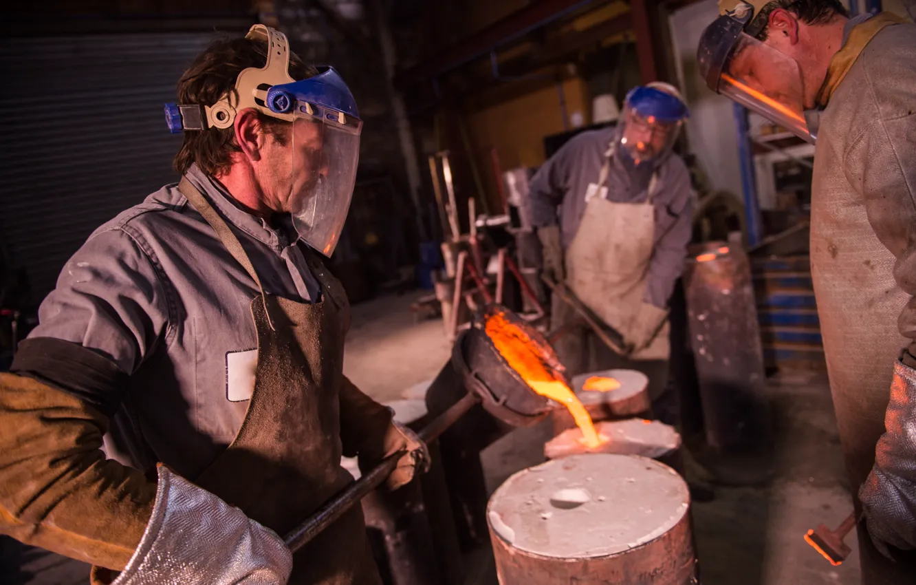 Фото обои workers, foundry, molten metal