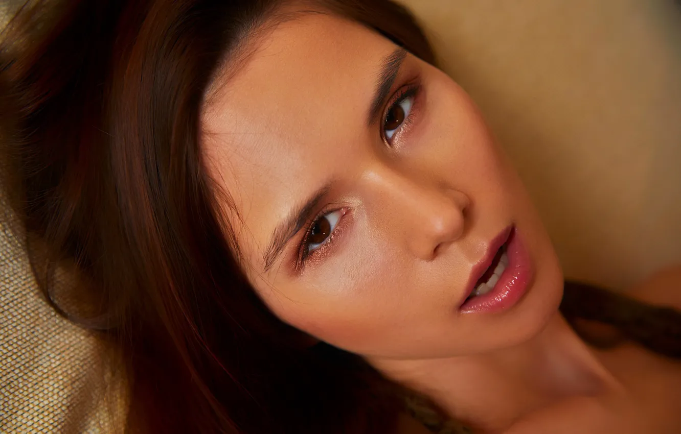 Фото обои woman, young, model, face, brunette, pleasure, pose, mouth