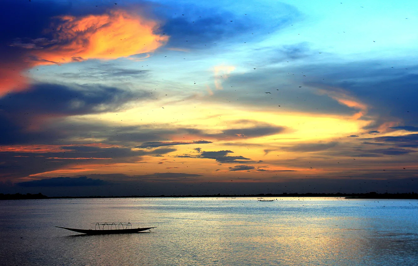 Фото обои море, небо, облака, лодка, горизонт, зарево