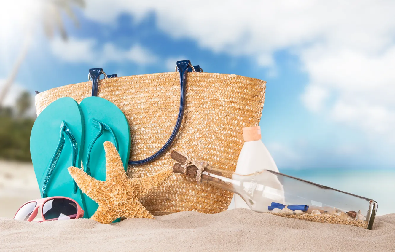 Фото обои песок, пляж, бутылка, морская звезда, сумка, крем, сланцы