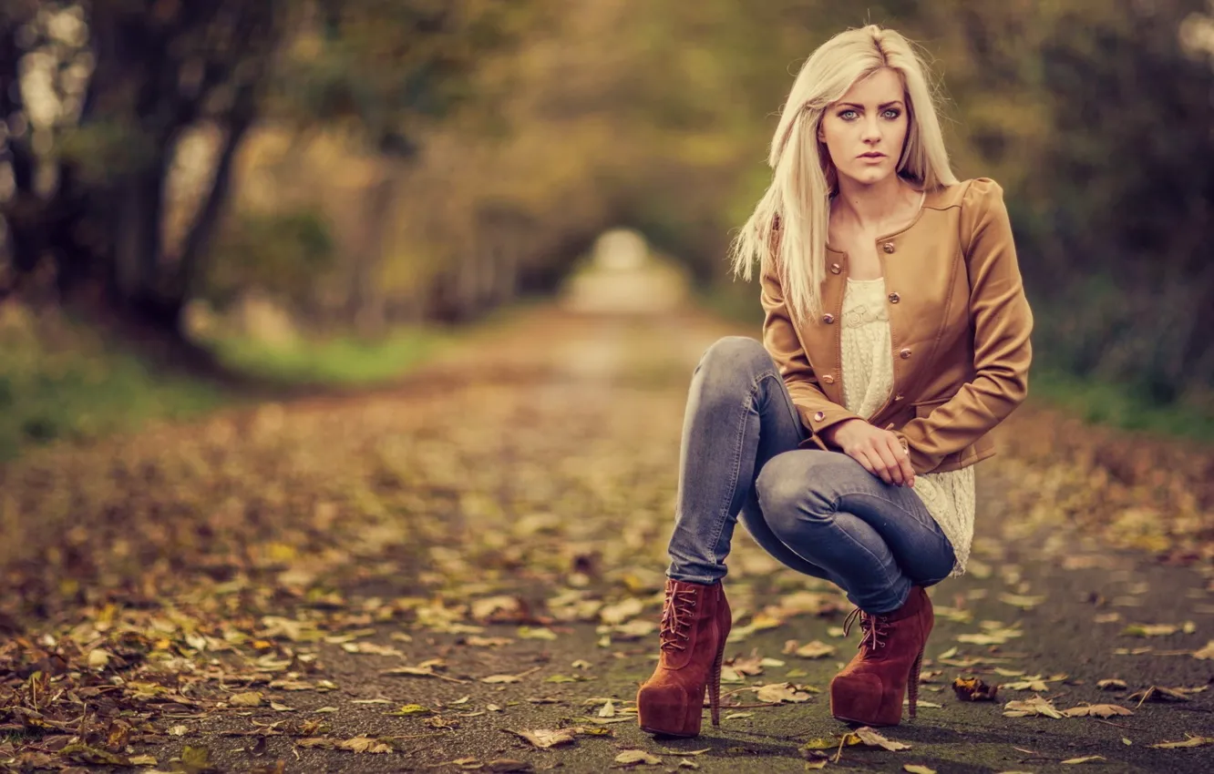 Фото обои осень, девушка, парк, листва, модель, джинсы, блондинка, сапожки