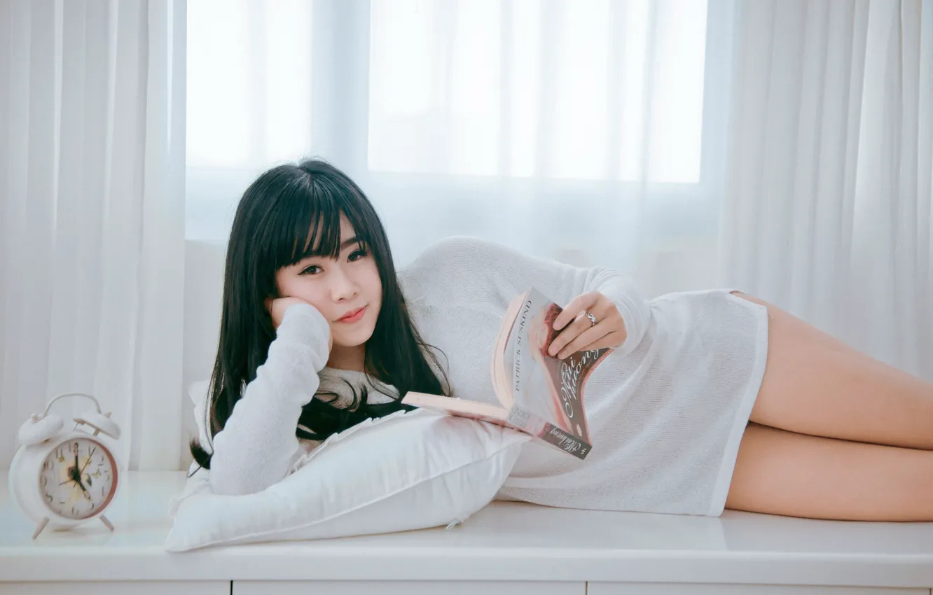 Фото обои девушка, будильник, книга