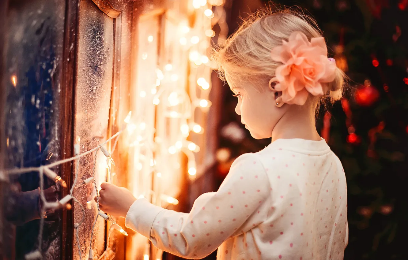 Фото обои зима, огни, ребенок, огоньки, окно, мороз, девочка, гирлянда