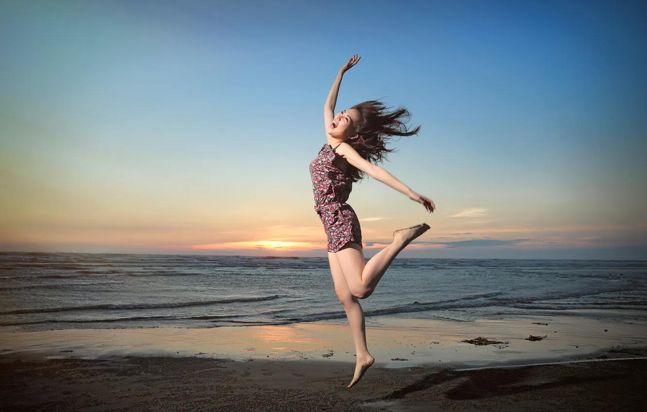 Фото обои море, девушка, улыбка, прыжок, азиатка