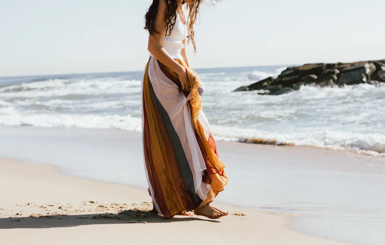 Фото обои песок, пляж, девушка, юбка