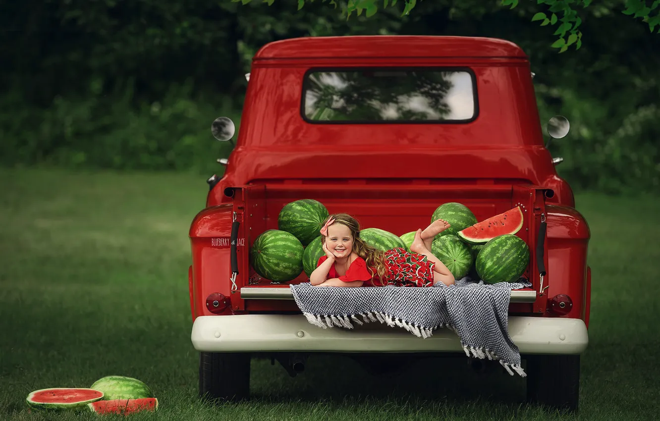 Фото обои машина, лето, трава, радость, красный, детство, поза, улыбка