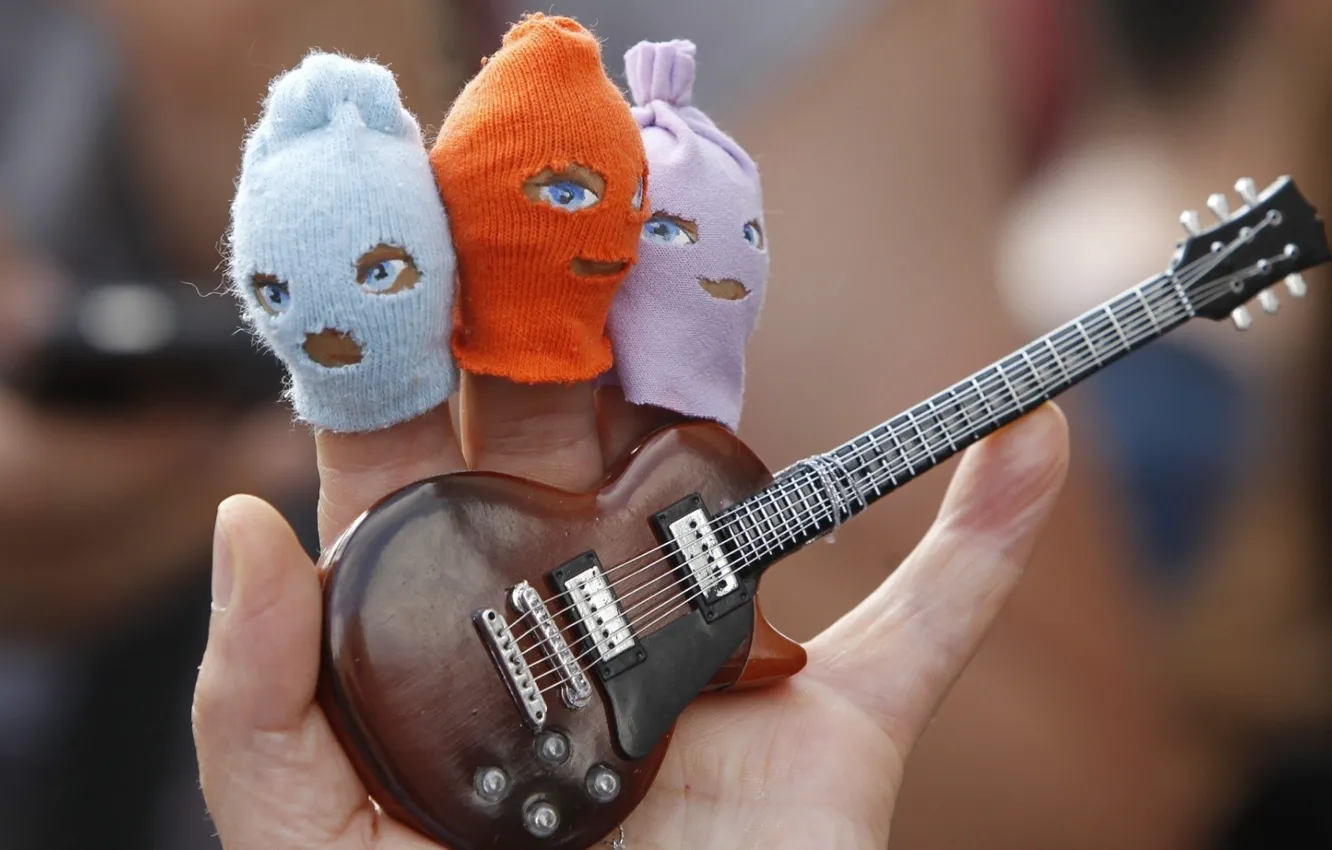 Фото обои гитара, пародия, шапки, Пальцы, Pussy Riot