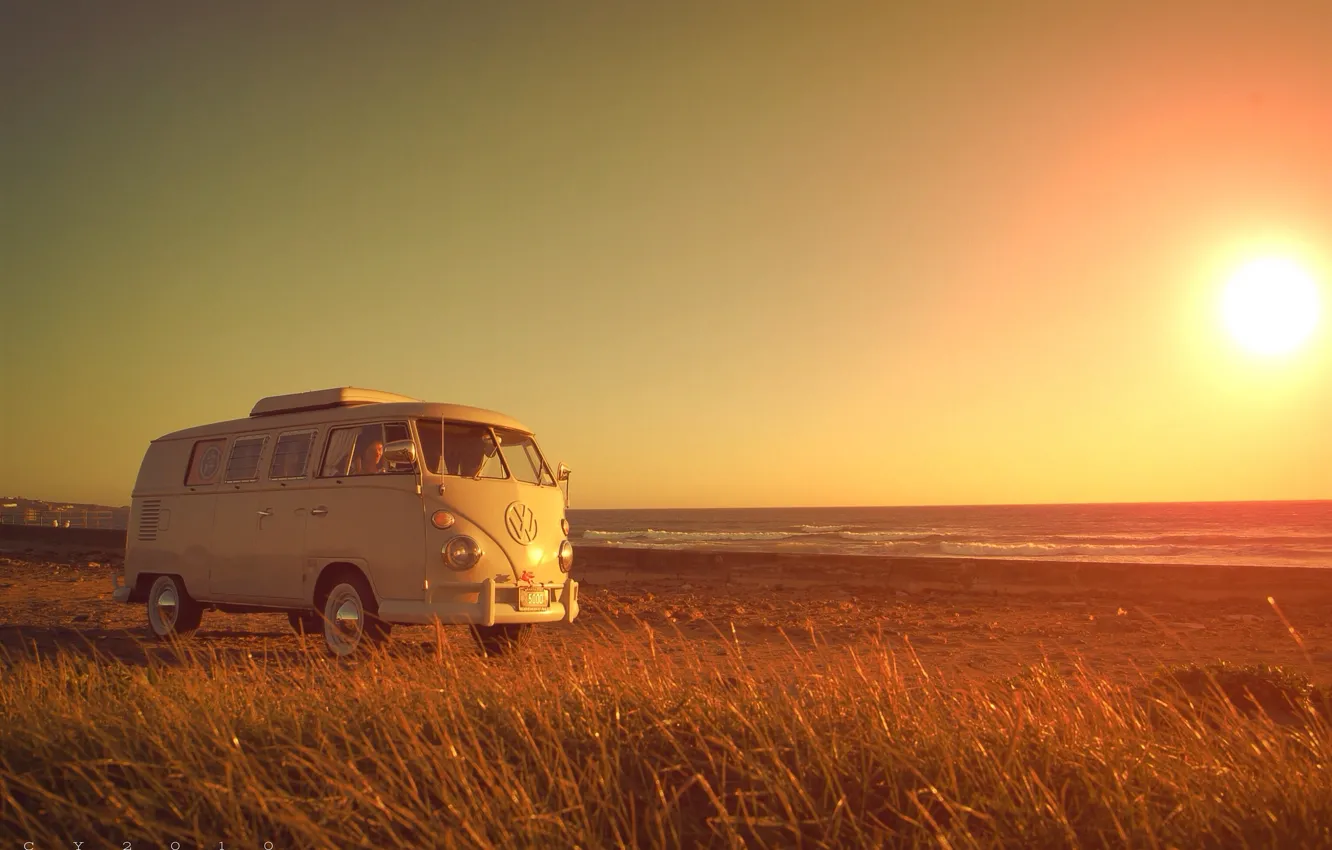 Фото обои пляж, трава, девушка, Volkswagen, солнечный, Volkswagen Transporter