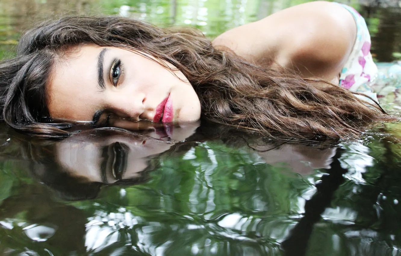 Фото обои вода, девушка, отражение, волосы, макияж