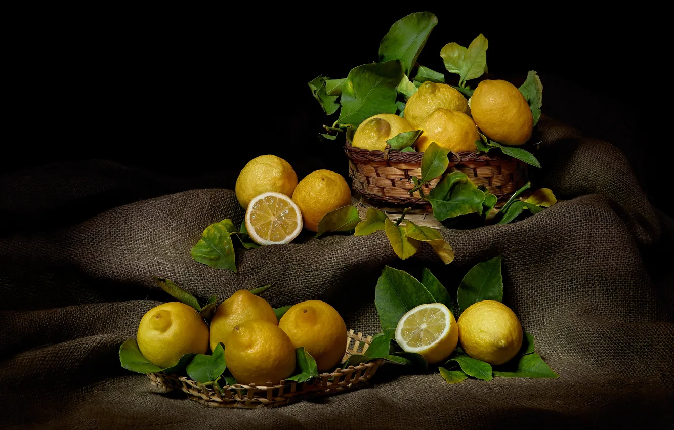 Фото обои еда, фрукты, черный фон, натюрморт, предметы, много, мешковина, лимоны