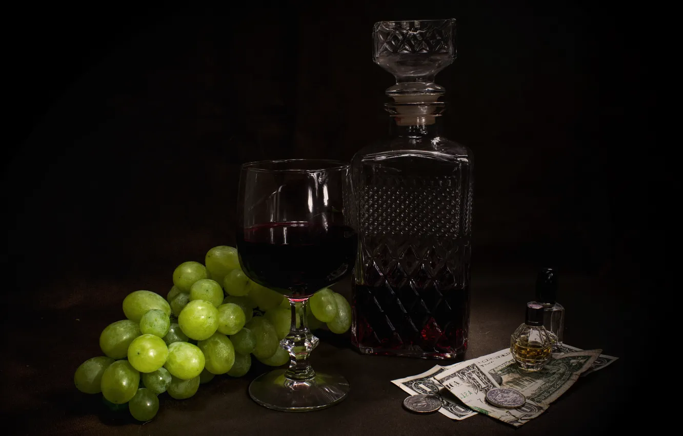 Фото обои темный фон, вино, бокал, бутылка, деньги, духи, виноград, алкоголь