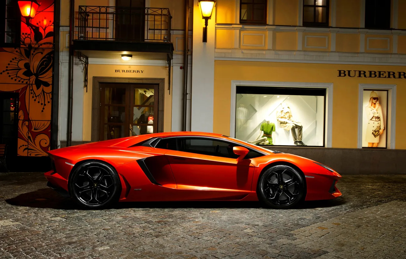 Фото обои Авто, Город, Lamborghini, Оранжевый, Здание, вид сбоку, Суперкар, Aventador
