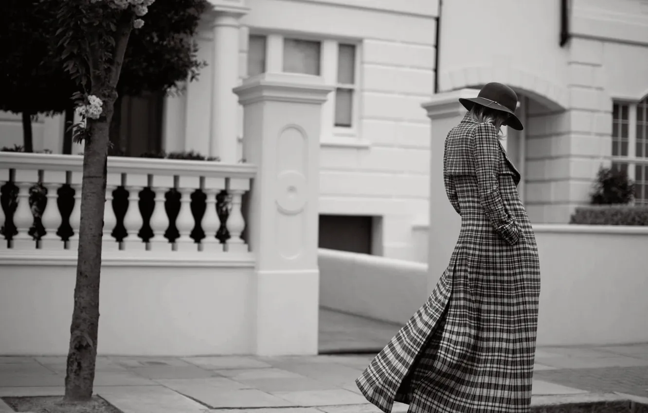 Фото обои девушка, фото, улица, модель, шляпа, черно-белое, прогулка, пальто