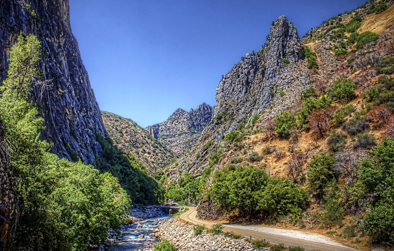 Фото обои дорога, деревья, горы, мост, камни, Калифорния, США, речка