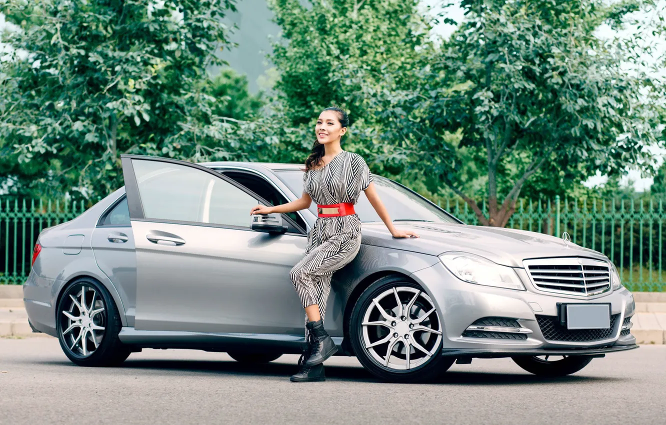 Фото обои взгляд, улыбка, Девушки, Mercedes, азиатка, красивая девушка, серый авто