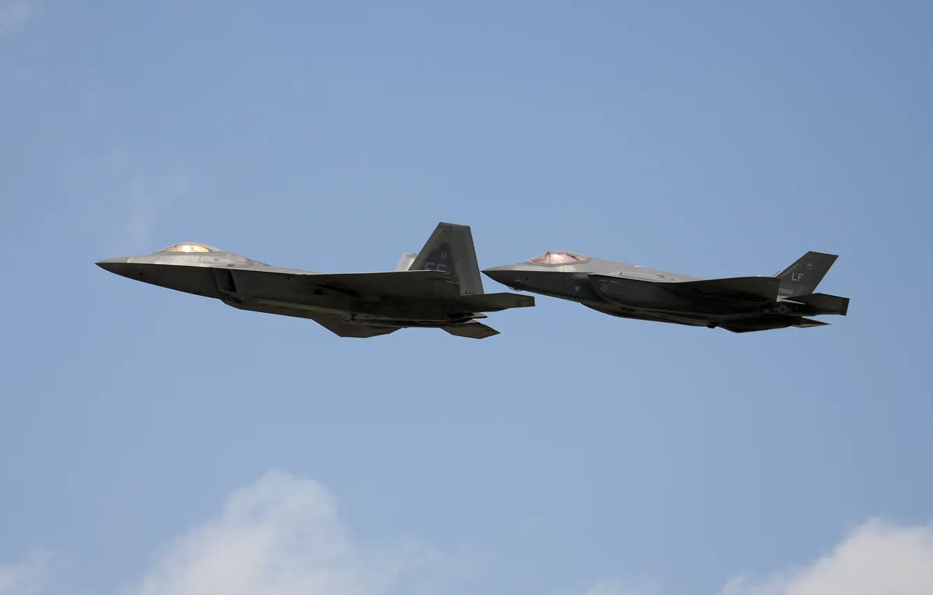 Фото обои полет, истребители, пара, F-22, F-35
