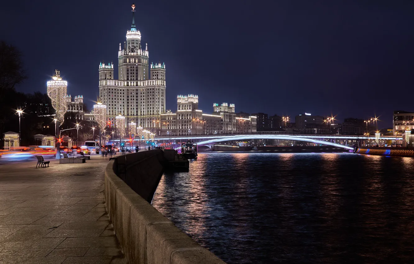 Фото обои ночь, мост, город, река, освещение, Москва, высотка, иллюминация
