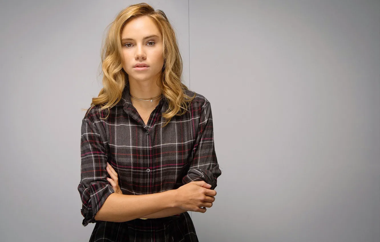 Фото обои поза, фон, модель, платье, актриса, прическа, фотосессия, Suki Waterhouse