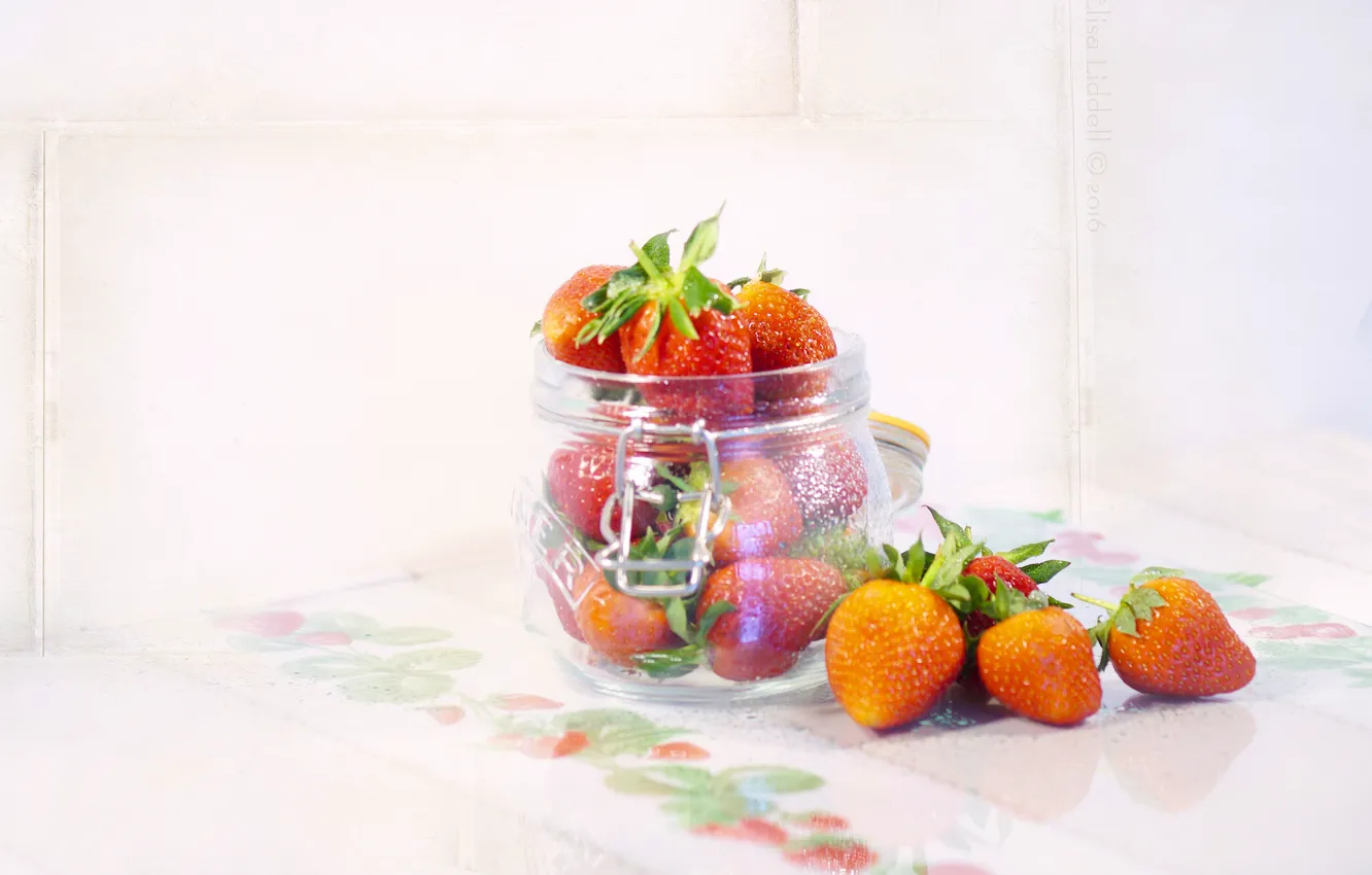 Фото обои макро, ягоды, клубника, банка