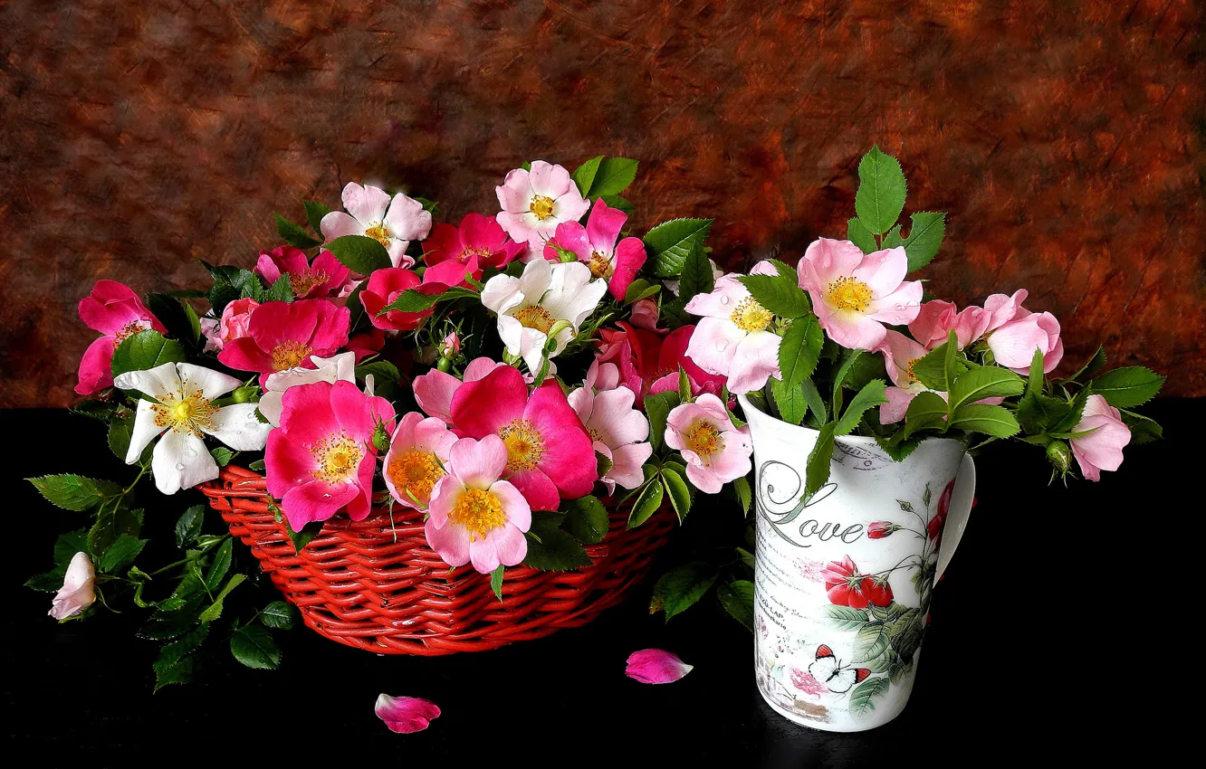 Фото обои цветы, фон, корзина, бокал, розы, лепестки, розовые, чайные