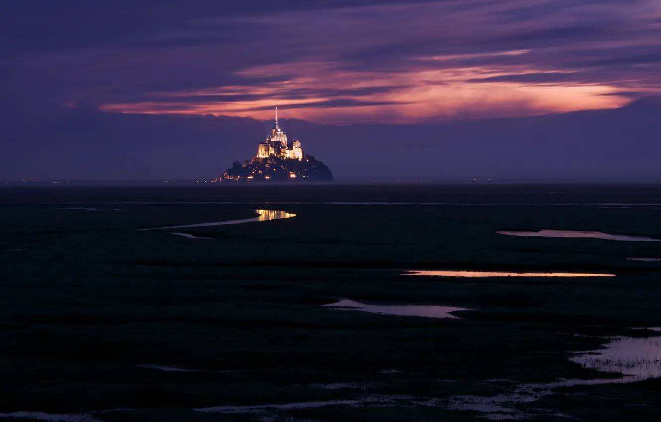 Фото обои небо, Франция, остров, подсветка, крепость, сумерки, фиолетовое, Мон-Сен-Мишель