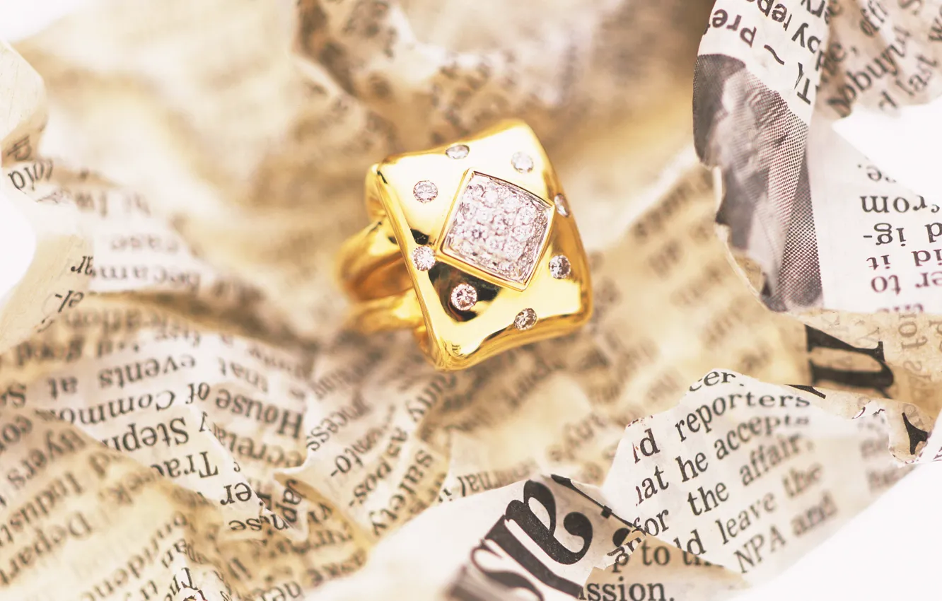 Фото обои макро, золото, камень, кольцо, газета, украшение