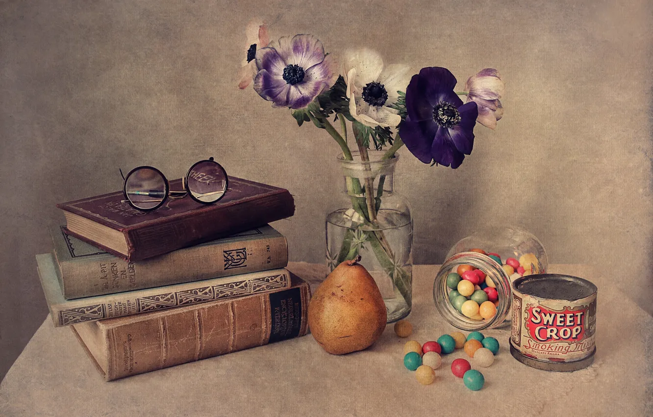 Фото обои цветы, книги, очки, груша, натюрморт, драже