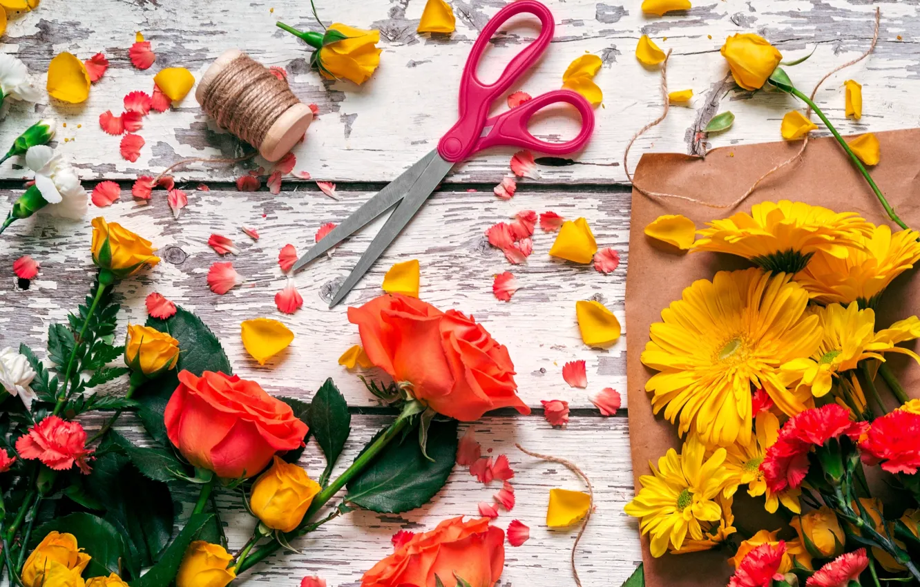 Фото обои розы, лепестки, нитки, ножницы, гербера, гвоздики