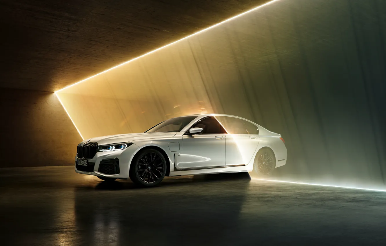 Фото обои белый, BMW, седан, гибрид, четырёхдверный, G11, 7er, 7-series