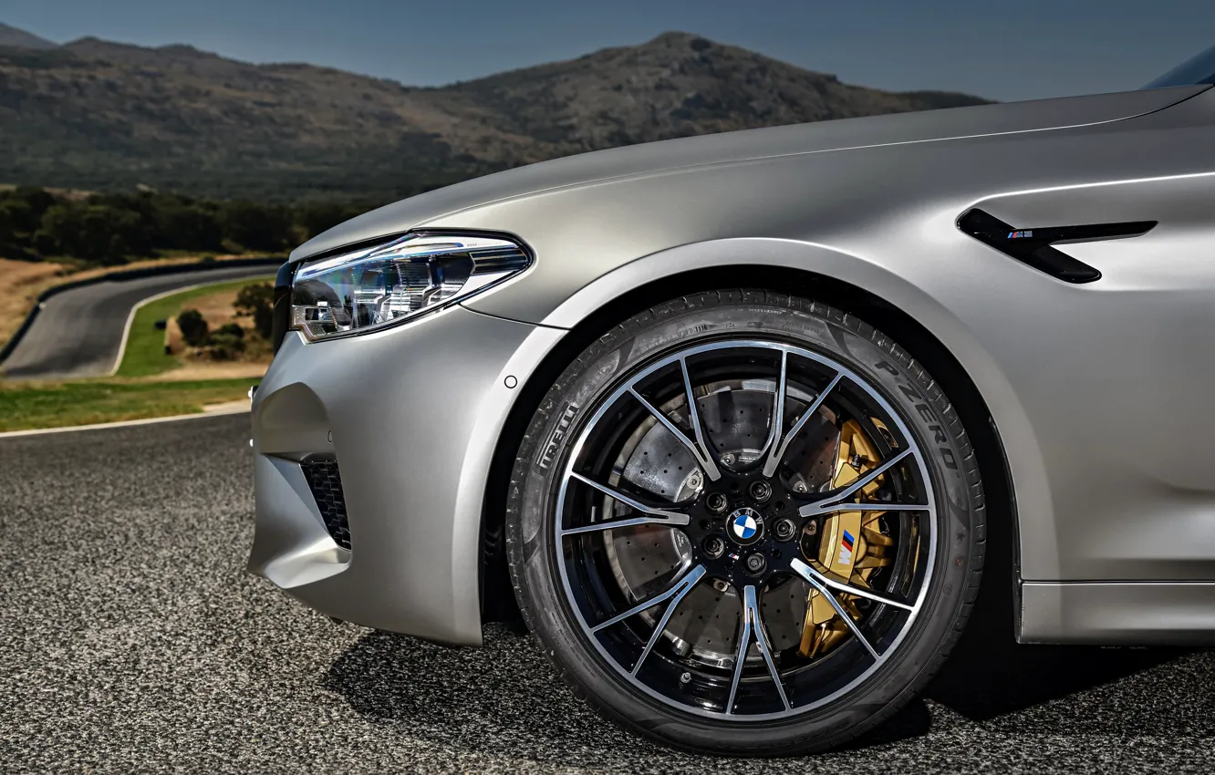 Фото обои серый, колесо, BMW, седан, 4x4, 2018, передняя часть, четырёхдверный