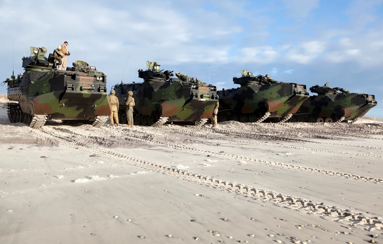 Фото обои песок, следы, боевые, американские, морские пехотинцы, штурмовые, амфибии AAV7A1