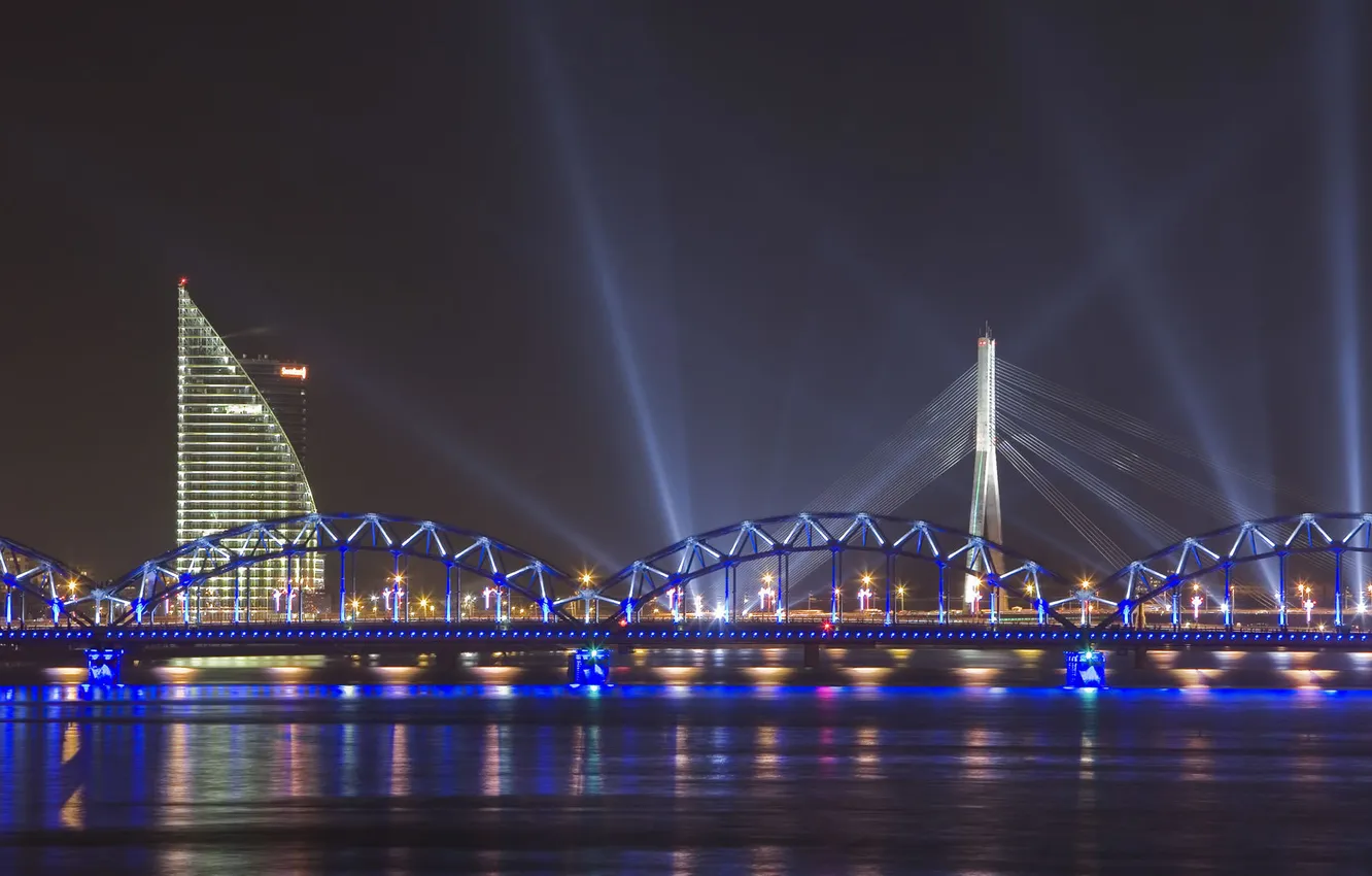 Фото обои лучи, мост, река, Рига, вантовый мост
