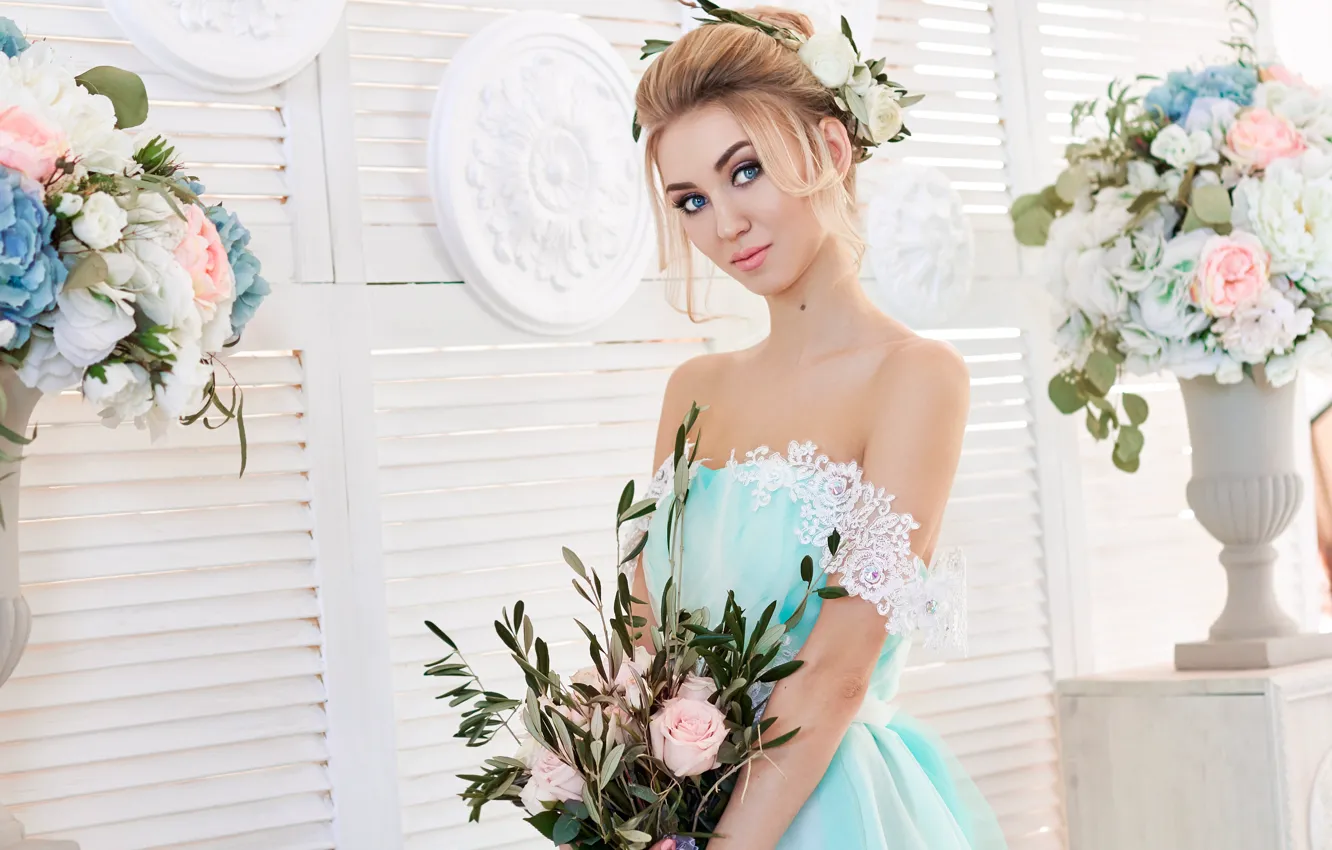 Фото обои цветы, букет, макияж, платье, прическа, блондинка, ваза, фотосессия