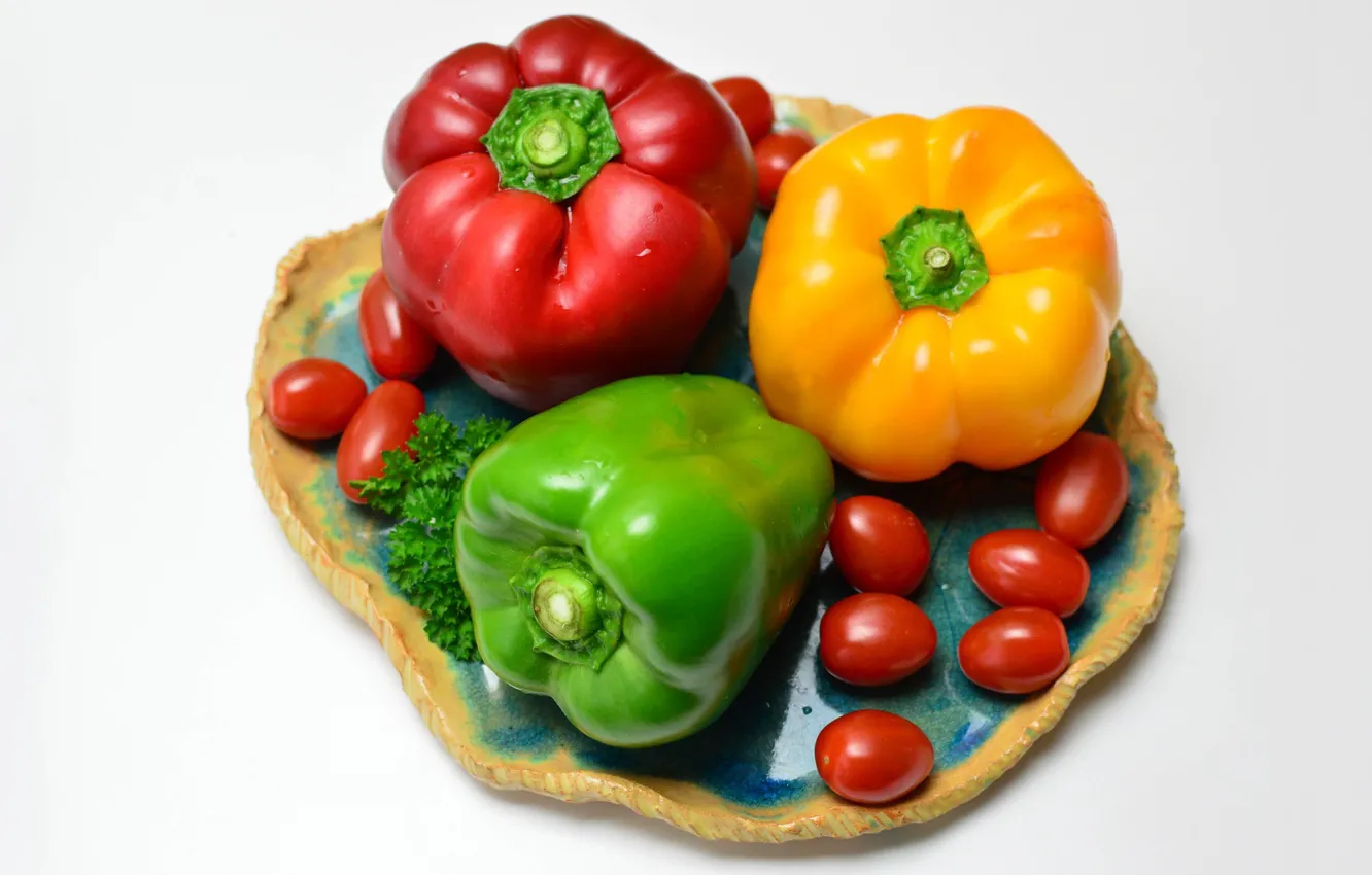 Фото обои фон, еда, доска, перец, трио, овощи, помидоры, болгарский перец
