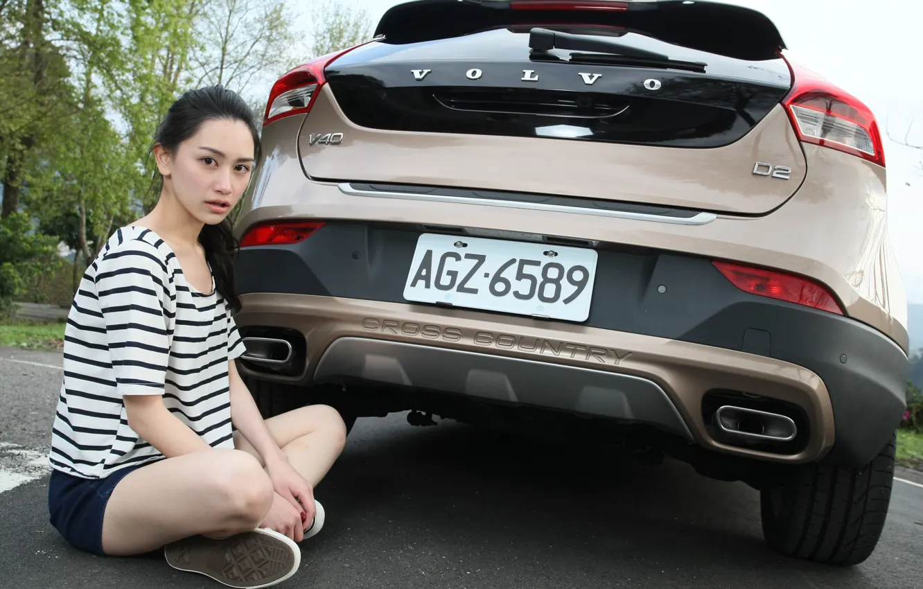 Фото обои авто, взгляд, Девушки, азиатка, красивая девушка, позирует над машиной, Volvo V40 Cross Country D2