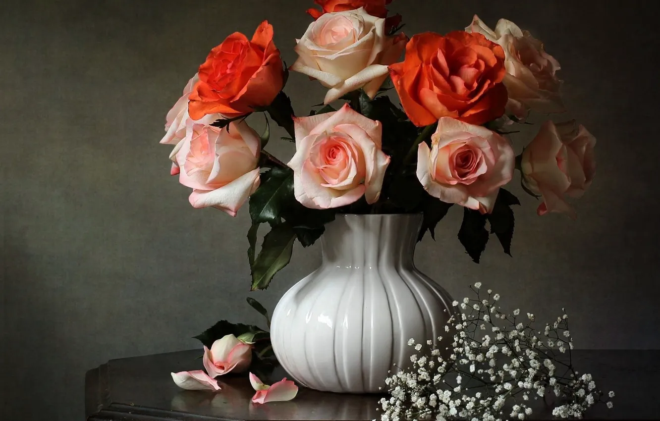 Фото обои розы, букет, лепестки, ваза, гипсофила