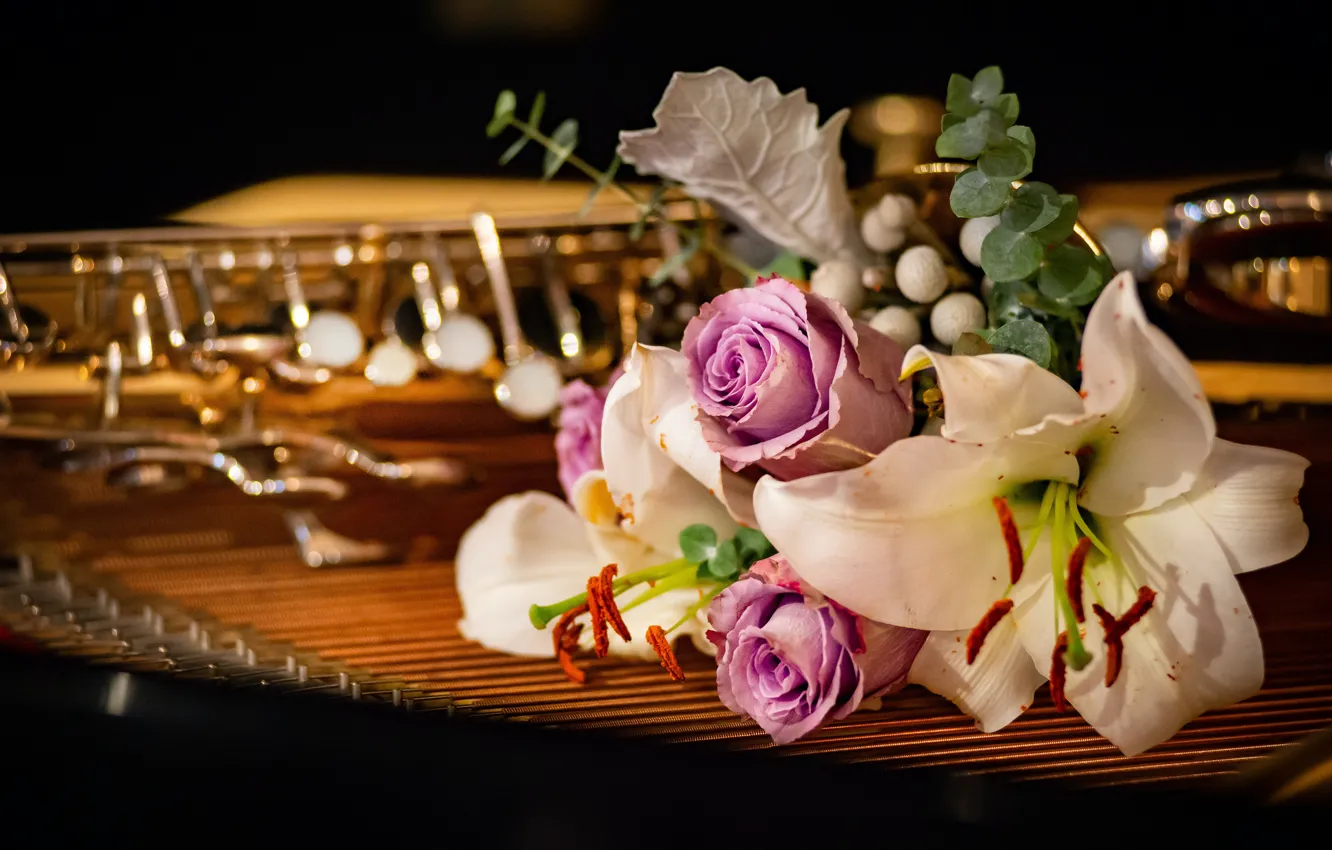 Фото обои цветы, темный фон, лилии, розы, букет, труба, музыкальный инструмент, боке