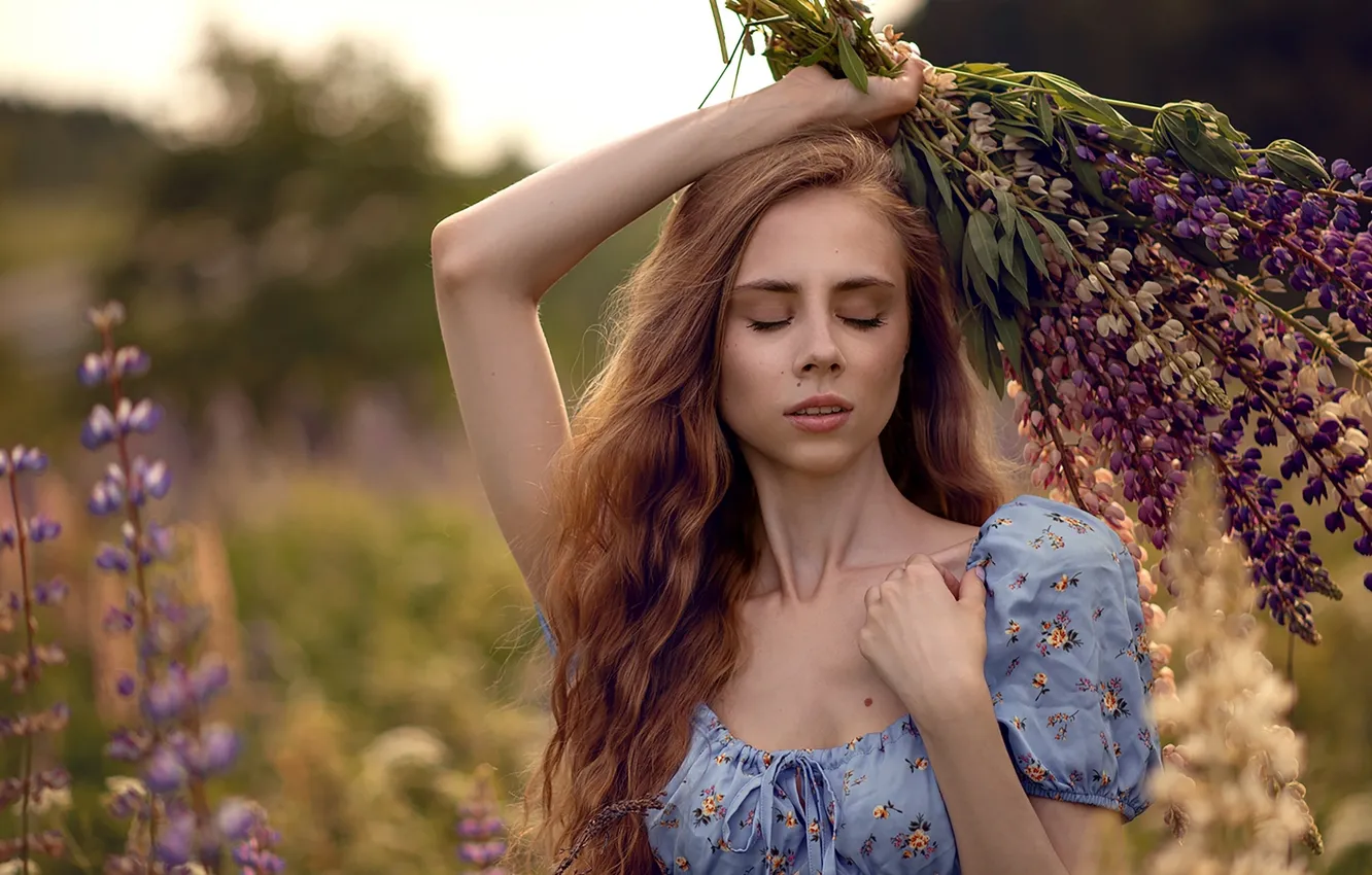 Фото обои girl, sky, field, nature, model, redhead, purple flowers, lavender