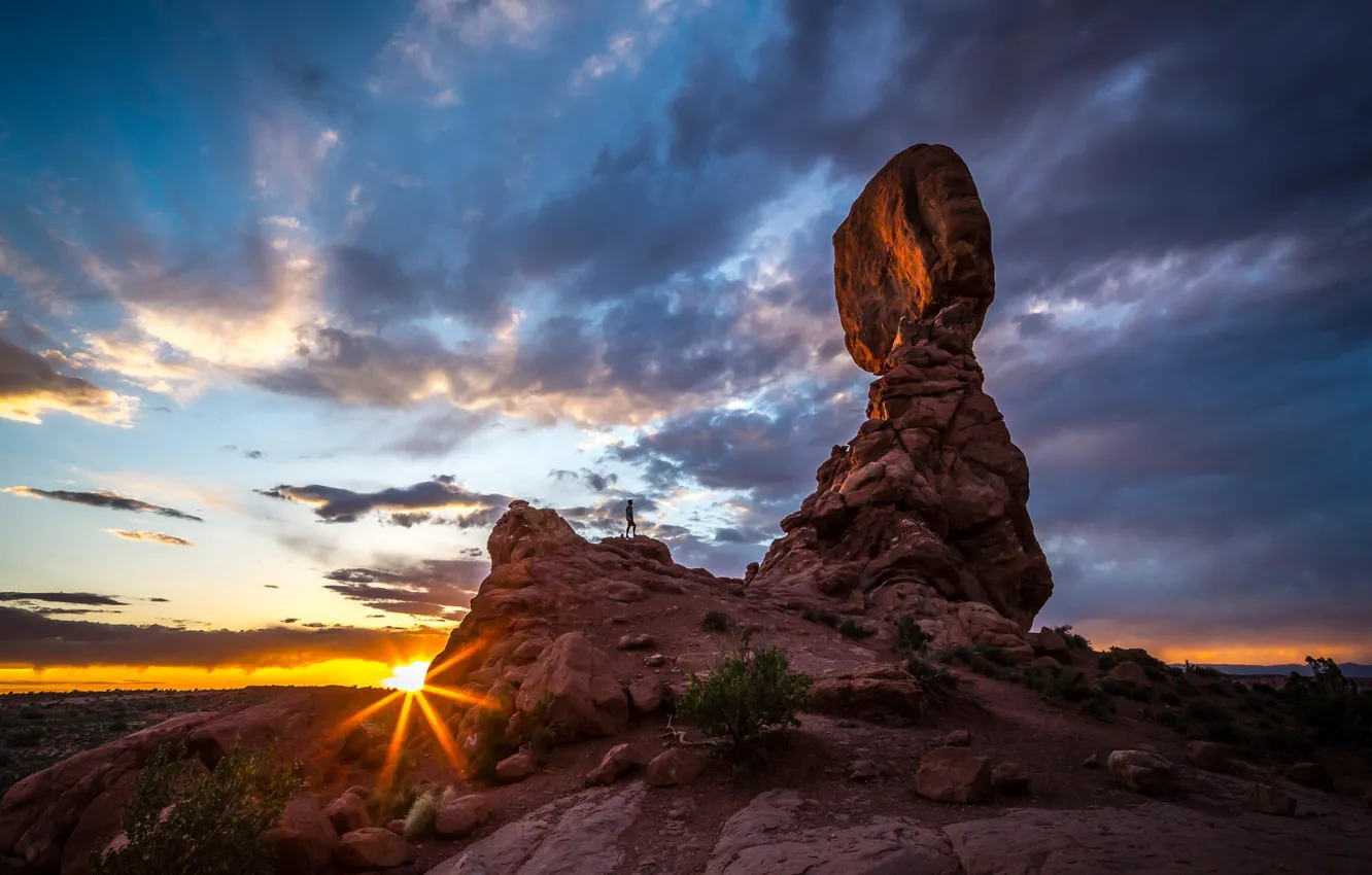 Фото обои rock, sky, desert, sunset, man, beauty, loneliness, color