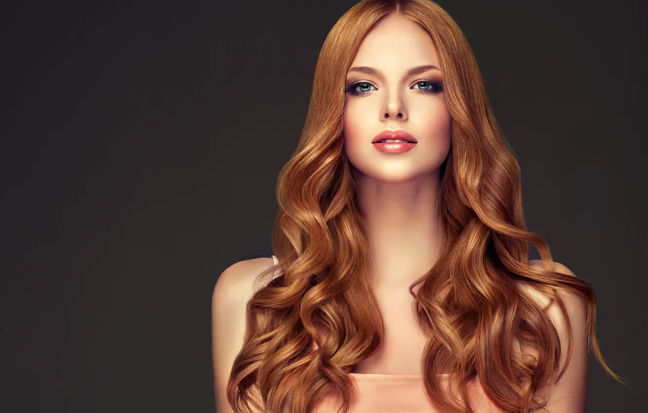 Фото обои взгляд, фон, портрет, макияж, прическа, рыжая, красотка, локоны