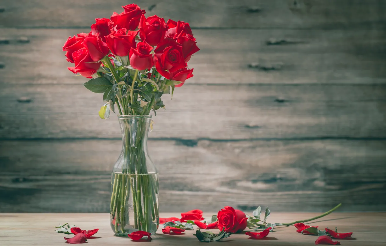 Фото обои цветы, розы, букет, лепестки, красные, ваза, Kidsada Manchinda
