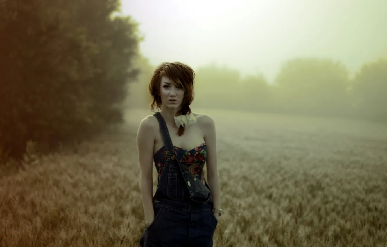 Фото обои поле, девушка, туман, настроение