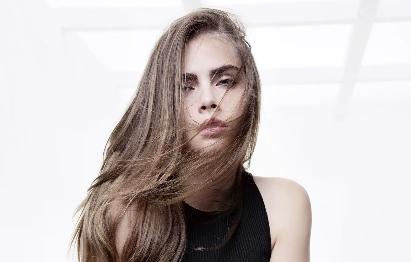 Фото обои взгляд, волосы, портрет, актриса, белый фон, красотка, Cara Delevingne, Кара Делевинь