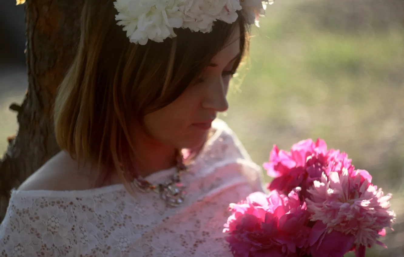 Фото обои лето, девушка, солнце, цветы, пионы