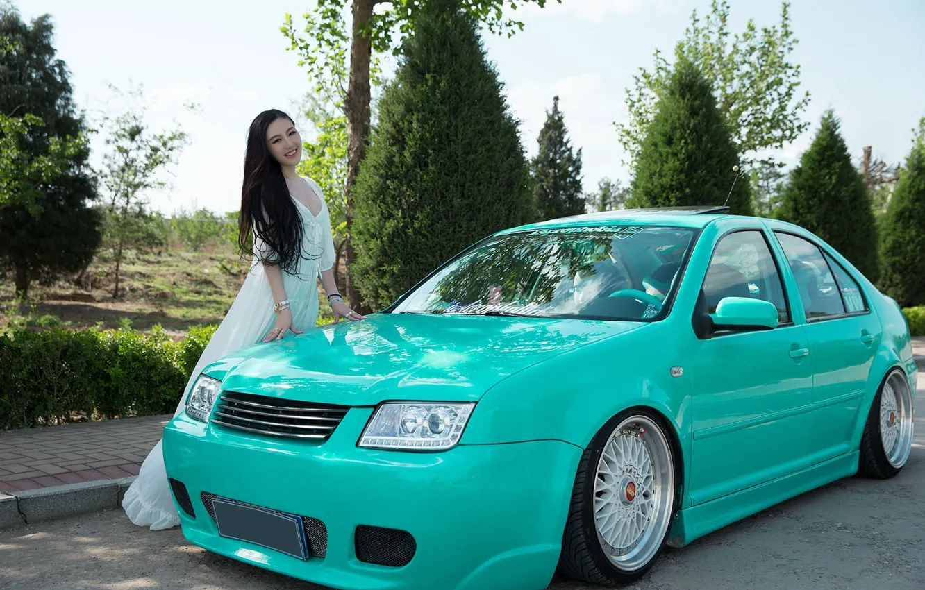 Фото обои авто, взгляд, улыбка, Девушки, азиатка, красивая девушка, позирует над машиной, Volkswagen Bora