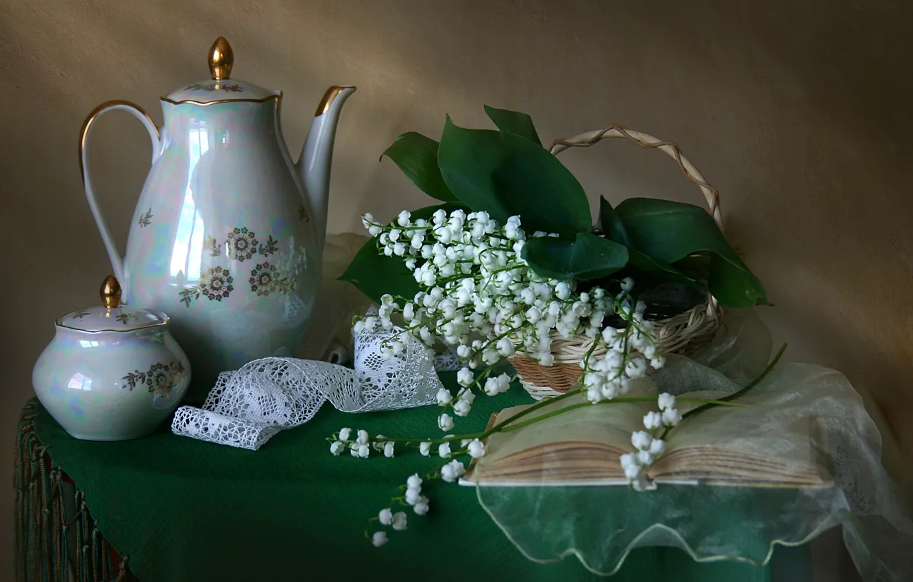 Фото обои цветы, корзина, текстура, посуда, книга, ландыши, кружево, вуаль