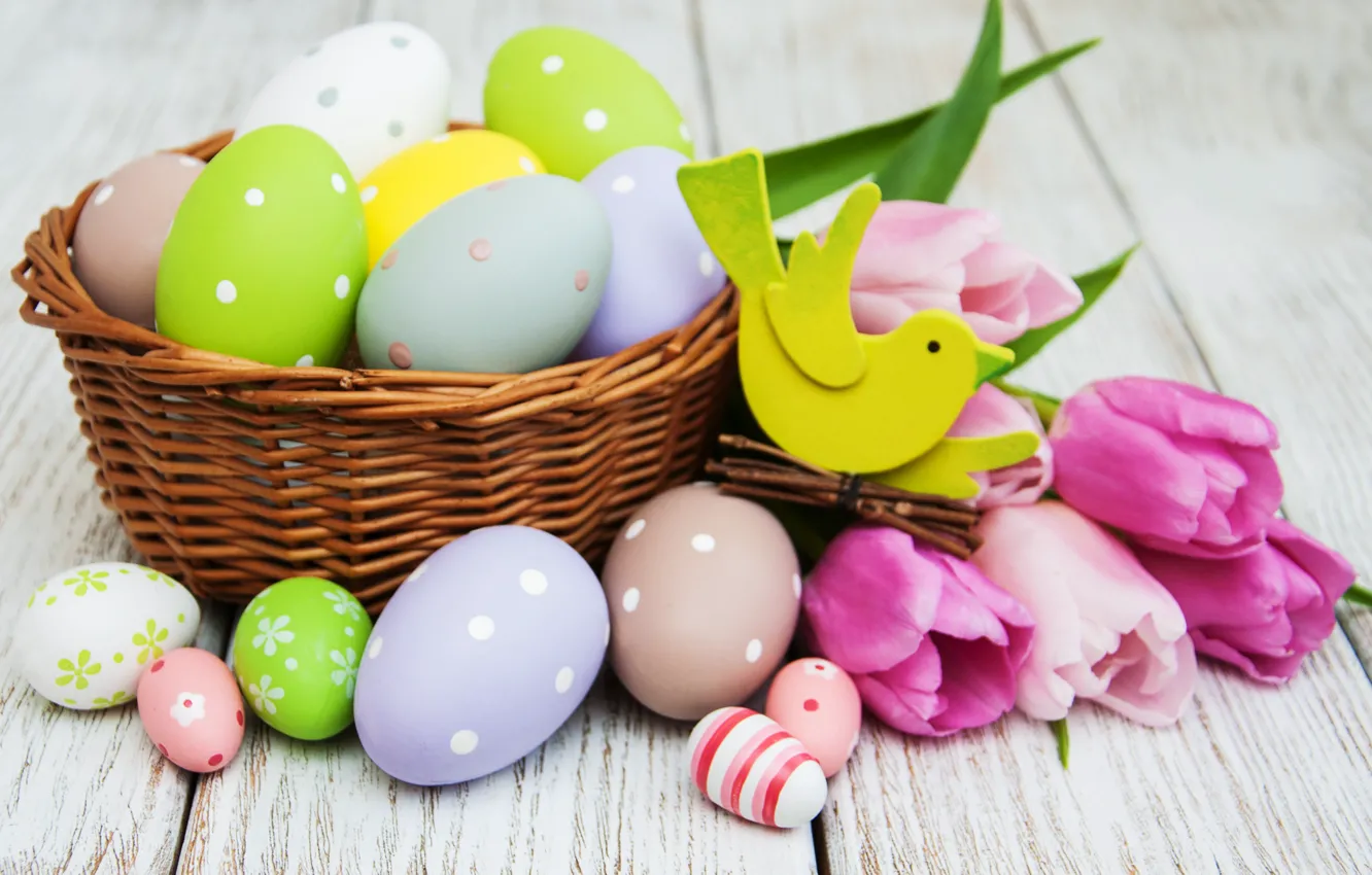 Фото обои цветы, яйца, весна, colorful, Пасха, тюльпаны, happy, wood