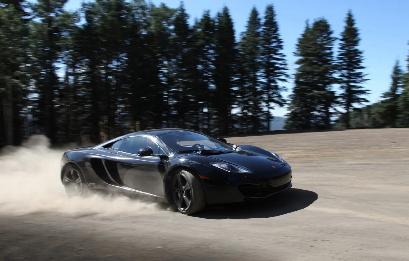 Фото обои небо, деревья, пыль, гравий, McLaren.MP4-12C