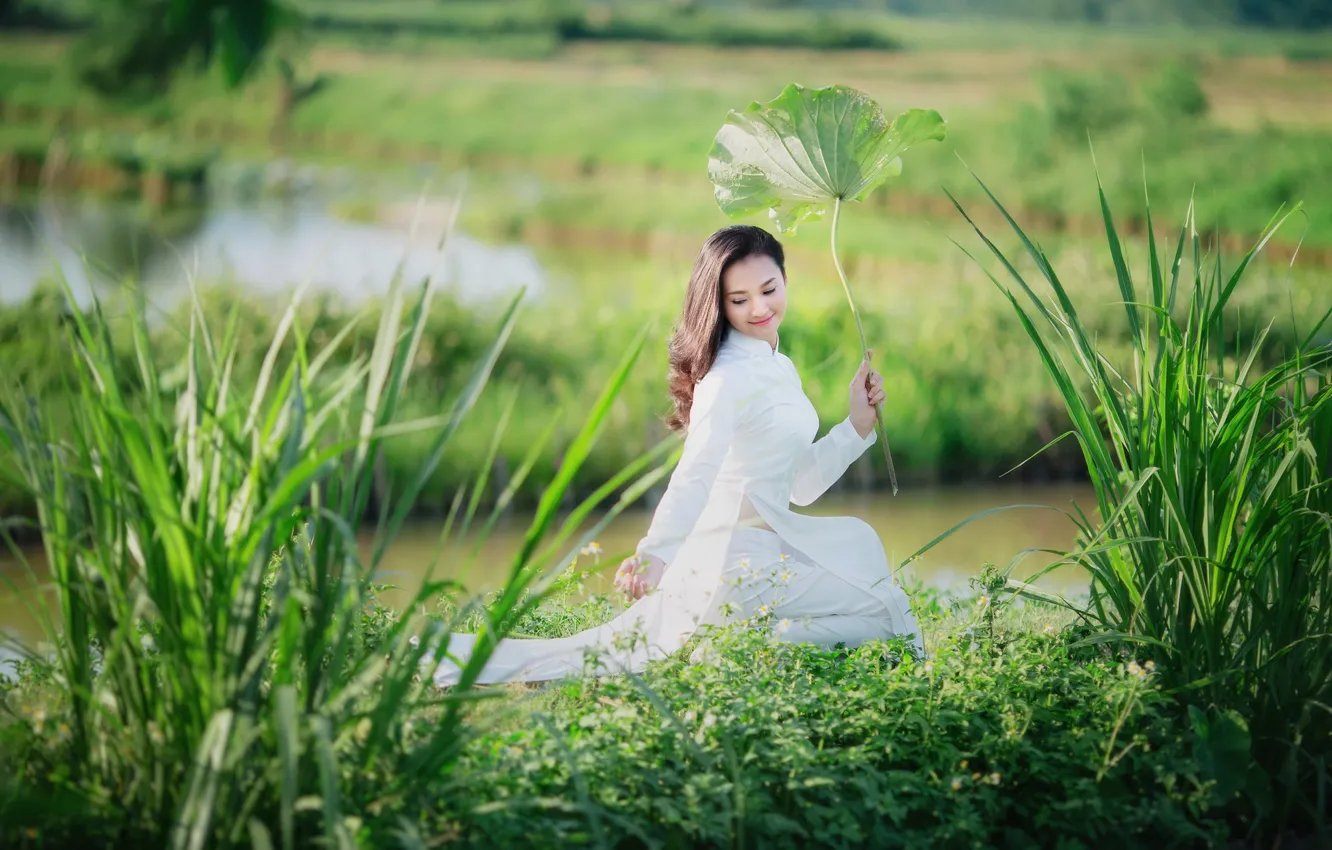 Фото обои трава, девушка, берег, азиатка, белое платье, водоем